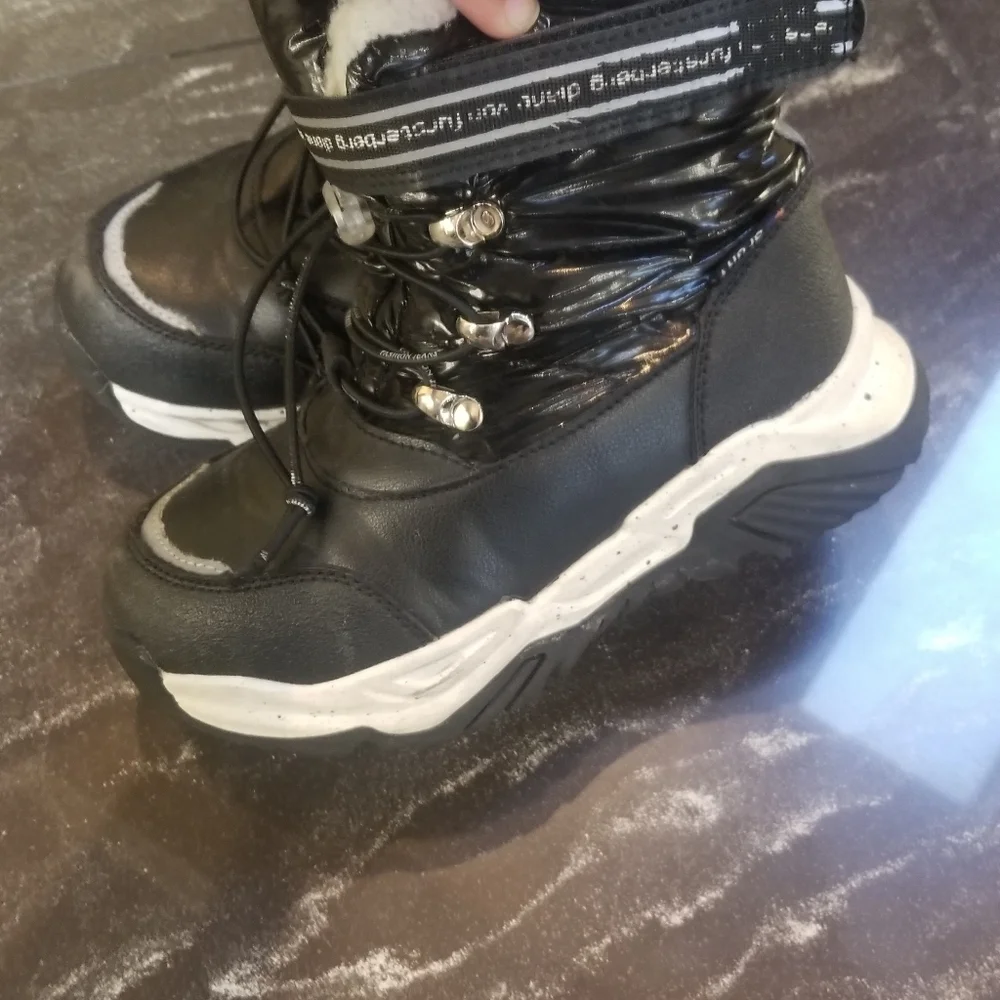 Little girl water proof winter boots with fleece lining size 12